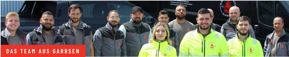 Gruppenfoto von Einsatzkräften in Arbeitskleidung